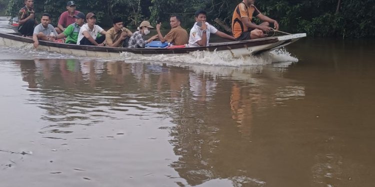 Respon Cepat Kapolsek Tapung Hilir! Turun Bareng Tim Cek Sungai Tapung Usai Ditemukan Banyak Ikan Mati