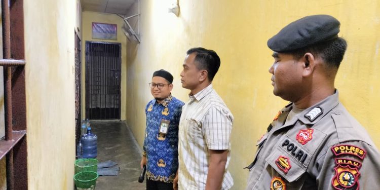 Setitik Harapan di Balik Jeruji: Tahanan Polsek Tualang Dibina Lewat Siraman Rohani