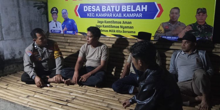 Polsek Kampar Sambangi Pos Satkamling Desa Batu Belah, Perkuat Kemitraan dengan Masyarakat