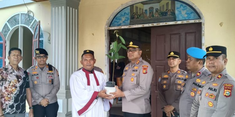 Kapolres Kampar Patroli dan Kunjungi Gereja di Hari Jumat Agung, Berikan Bibit Pohon dan Jaminan Keamanan