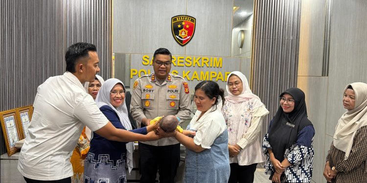 Bayi Malang di Temukan di Balam Jaya, Diserahkan Kepada Keluarga Kandung