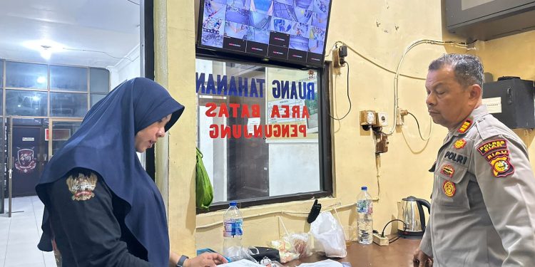 Wakapolres Siak Pimpin Pengecekan Ruang Tahanan pada Malam Libur Nasional