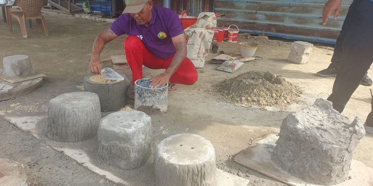 WBP Lapas Narkotika Rumbai Kembangkan Kreativitas melalui Pembuatan Pot Bunga