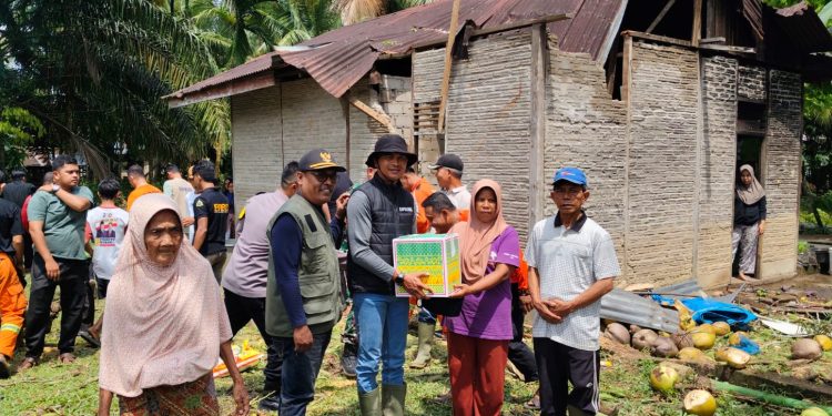 Evakuasi Cepat Rumah Tertimpa Pohon di Benai, Polisi dan Forkopincam Berikan Bantuan