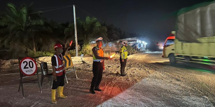 Tim Raicet Satlantas Polres Pelalawan Sukses Urai Kemacetan Panjang di Jalur Lintas Timur