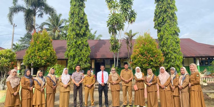 Polsek XIII Koto Kampar Sosialisasikan Bahaya Narkoba dan Bullying di SD 02 Batu Bersurat, Siswa Diminta Jaga Kebersihan Lingkungan