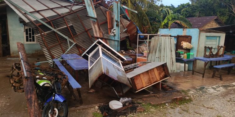 Warung Sate di Desa Padang Mutung Porak Poranda Akibat Angin Puting Beliung