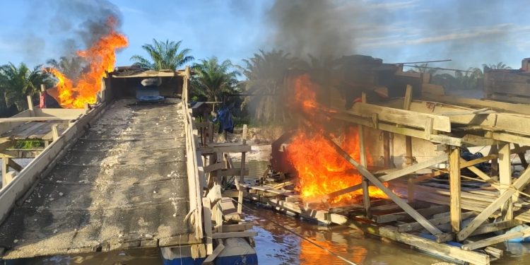Polsek Singingi Hilir Tertibkan PETI di Sungai Bawang, Tiga Rakit Dimusnahkan