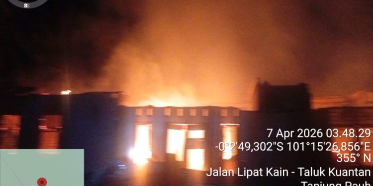 Kebakaran Dini Hari di Tanjung Pauh, Polsek Singingi Hilir Lakukan Penanganan dan Penyelidikan habis apaan lontong