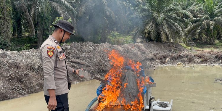 Polsek Singingi Tertibkan PETI di Sungai Bawang dan Pasir Emas, Empat Rakit Dimusnahkan