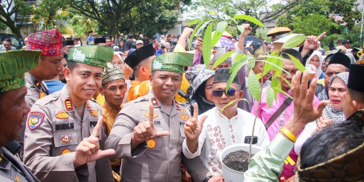 Polres Rohul Amankan Aksi PMRK Dengan Humanis, Demonstran Disambut dengan Tanjak dan Selendang Simbol Budaya, Serta Green Policing