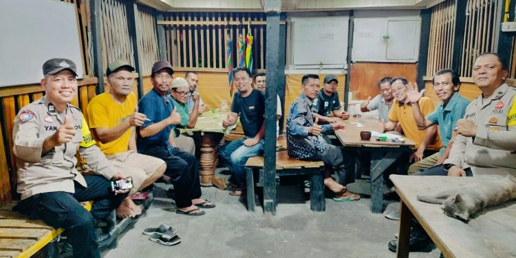Sinergi Polisi dan Warga, Bhabinkamtibmas Cek Pos Kamling Perkuat Kamtibmas di Perawang