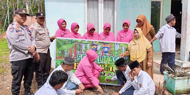 Ulang Tahun Ibu Kapolres Kampar, Bhayangkari Berikan Sembako dan Tanam Pohon di Pondok Pesantren Sabil As Salam
