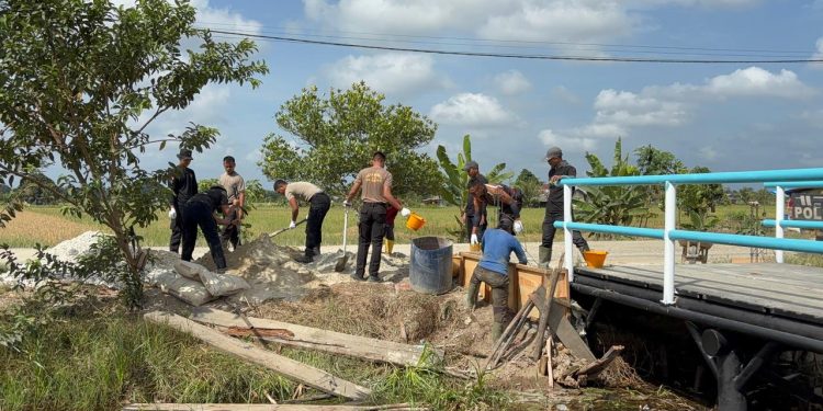 Sinergitas Polri dan Masyarakat Bahu Membahu Bangun “Jembatan Merah Putih Presisi” di Sungai Mandau