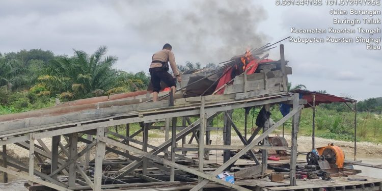 Polsek Kuantan Tengah Tertibkan PETI di Muaro Sentajo, Lima Rakit Dimusnahkan