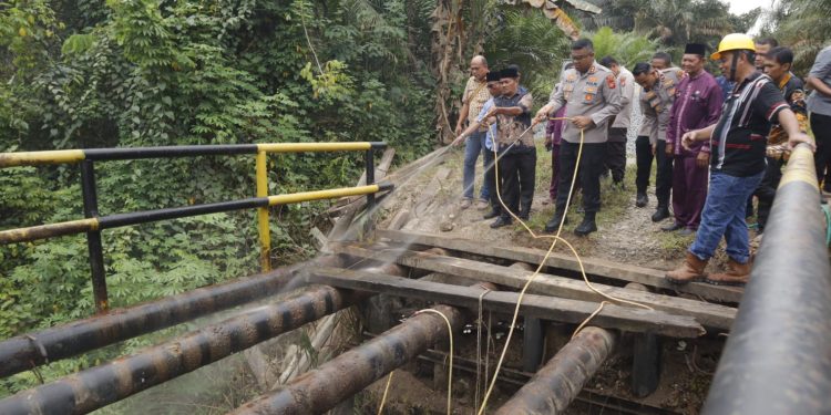 Sebelum Renovasi Jembatan Merah Putih, Kapolres Kampar Hadiri Doa Bersama di Desa Pulau Jambu