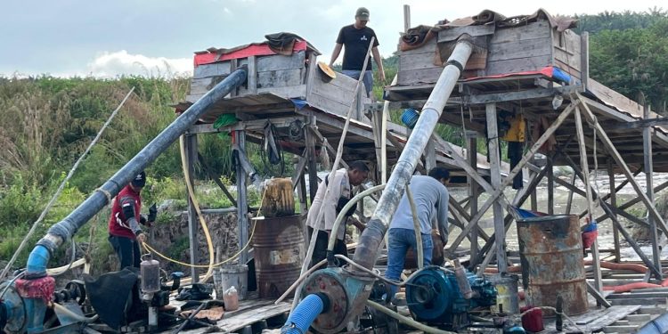 Polsek Logas Tanah Darat Tertibkan PETI di Kuantan Sako, Dua Rakit Dimusnahkan