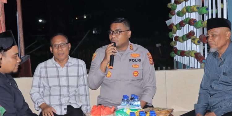 Kapolres Kampar Kunjungi Pos Satkamling Desa Hangtuah, Serahkan Bantuan dan Dengarkan Aspirasi Warga
