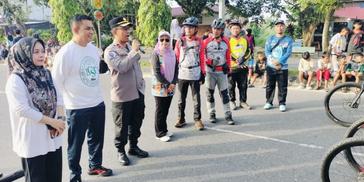Kapolsek Tualang Lepas Rombongan Gowes, Ajak Masyarakat Hidup Sehat dan Tetap Jaga Kamtibmas