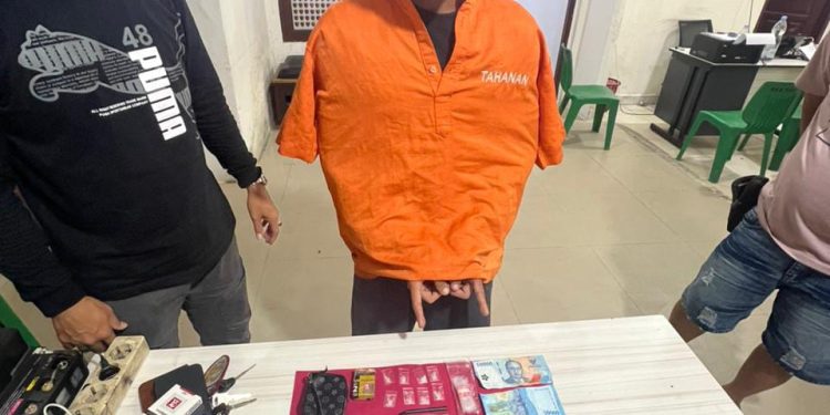 Rumah Pengedar Narkoba Di Obrak Abrik Polsek Tambang , Temukan 8 Pekat Sabu-sabu