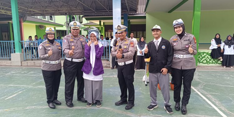 Police Goes To School di MAN 1 Pekanbaru, Ditlantas Polda Riau Tanamkan Budaya Tertib Lalu Lintas dan Peduli Lingkungan