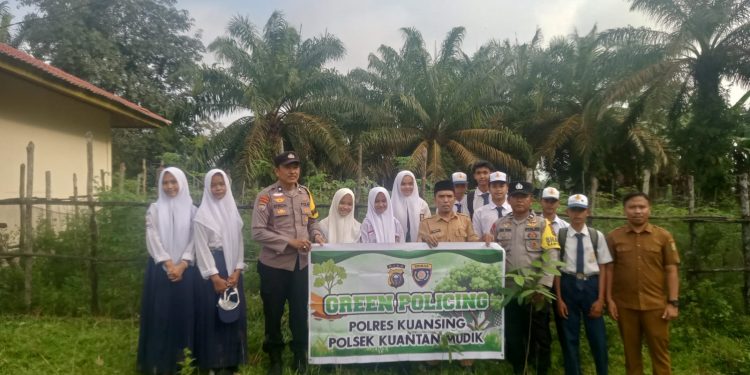 Melalui Green Policing, Polsek Pangean dan Gunung Toar Ajak Siswa Jaga Lingkungan