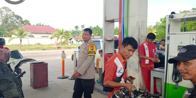 Polsek Jajaran Polres Kuansing Intensifkan Patroli di SPBU, Cegah Kemacetan dan Penyalahgunaan BBM Bersubsidi