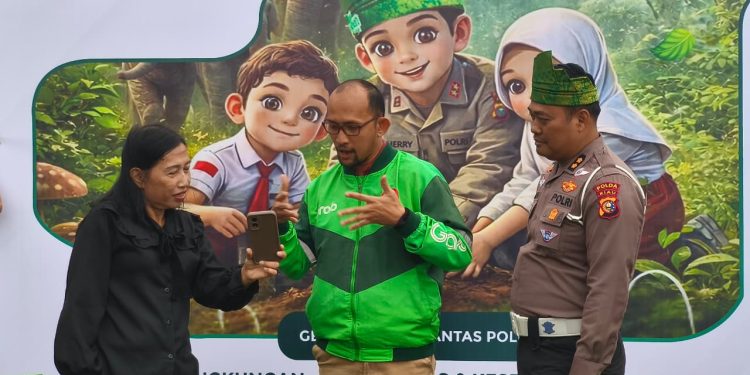 Kolaborasi Inspiratif! Ditlantas Polda Riau Bersama Gerkatin Tanam Pohon di Tepian Sungai Siak