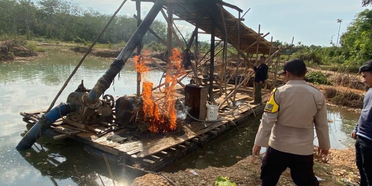 Polsek Kuantan Hilir Tertibkan PETI di Kasang Limau Sundai, Tiga Rakit Dimusnahkan