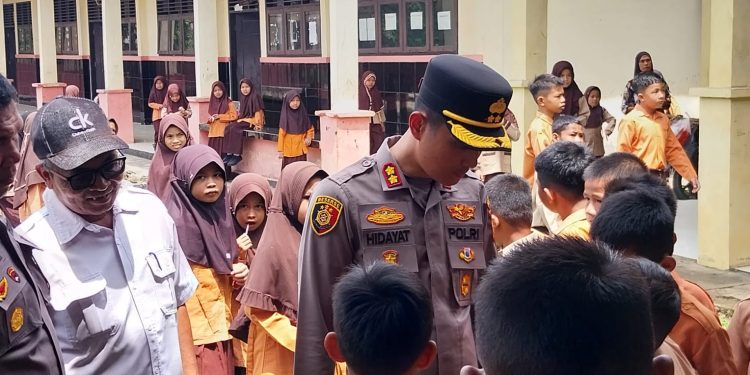 Kapolres Kuantan Singingi AKBP Hidayat Perdana Tinjau Sekolah di Pulau Kopung, Beri Motivasi Pelajar untuk Raih Cita-cita