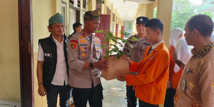 Polsek Benai dan Polsek Singingi Hilir Gencarkan Green Policing, Tanamkan Kepedulian Lingkungan Sejak Dini