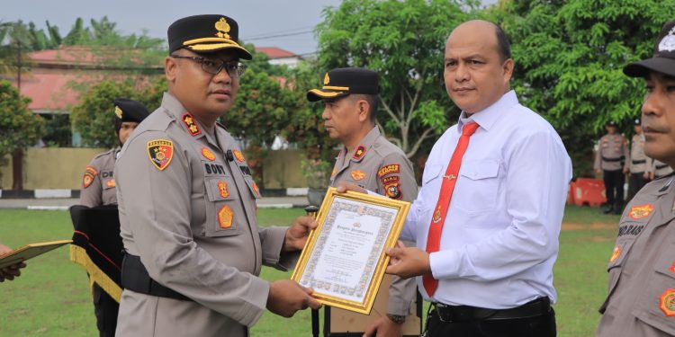 37 Anggota Polres Kampar Berprestasi serta Berdedikasi Tinggi, Terima Penghargaan dari Kapolres Kampar