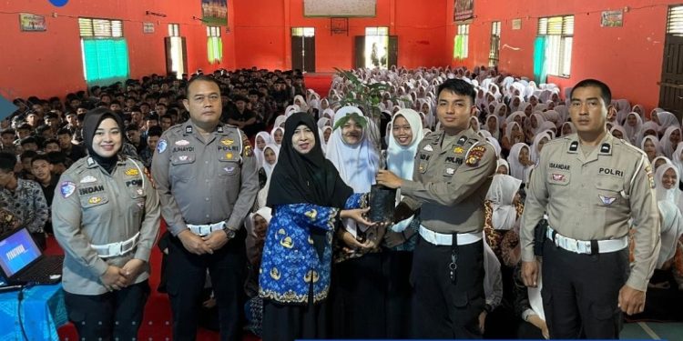 Police Goes To School di SMA N 1 Kampar Timur, Satlantas Polres Kampar Tanamkan Budaya Tertib Lalu Lintas dan Peduli Lingkungan