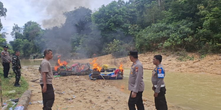 Polsek Hulu Kuantan dan Koramil 08 Kuantan Mudik Tertibkan Aktivitas PETI di Tanjung Medang