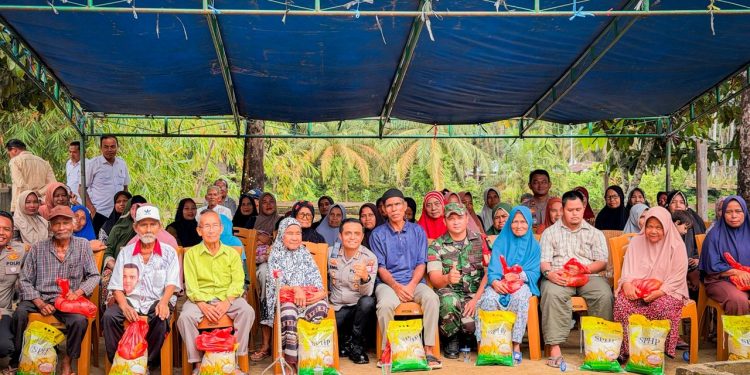 Perkuat Sinergi Cegah Karhutla, Polres Rokan Hulu Edukasi Warga dan Salurkan Bantuan Sembako di Rokan IV Koto
