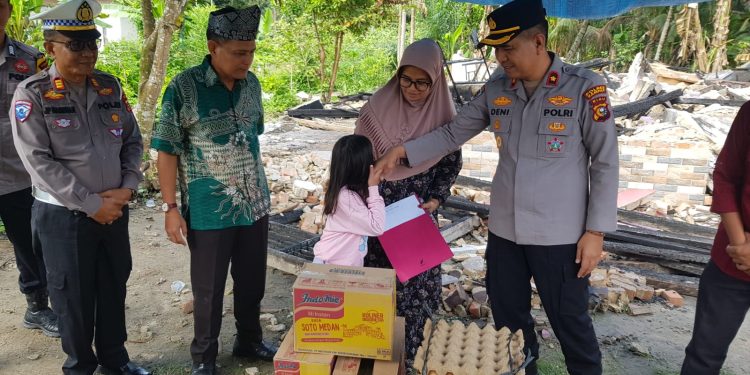 Kapolsek Siak Hulu Bagikan Bansos Kepada Korban Kebakaran Rumah, Berikan Bantuan Sembako dan Uang Tunai