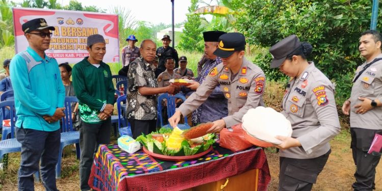 Polsek Ukui Gelar Doa Bersama Awali Perbaikan Jembatan Presisi Polri di Jalan Sinduan