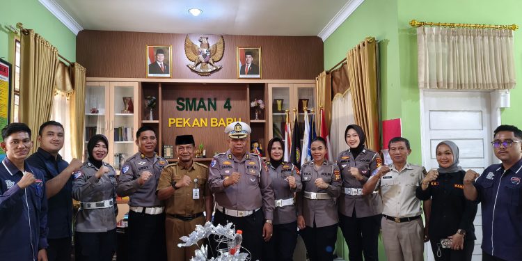 Aula SMAN 4 Pekanbaru Bergemuruh, Ditlantas Polda Riau Gaungkan Keselamatan Lalu Lintas dan Green Policing Sejak Dini