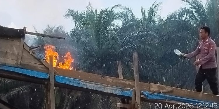 Polsek Pangean Tertibkan PETI di Tanah Bekali, Satu Unit Rakit Dimusnahkan