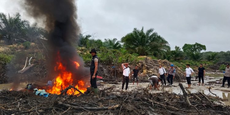 Polsek Benai Tindak Tegas PETI di Danau Rawang Udang, Lima Rakit Stinkai Dimusnahkan