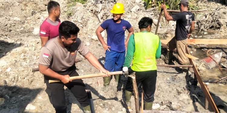 Sinergi Polri dan Masyarakat, Renovasi Jembatan Merah Putih Presisi Tahap II di Siak Terus Digeber