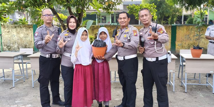 Tanamkan Disiplin dan Cinta Lingkungan Sejak Dini, Ditlantas Polda Riau Gencarkan Police Goes To School di SDN 171 Pekanbaru