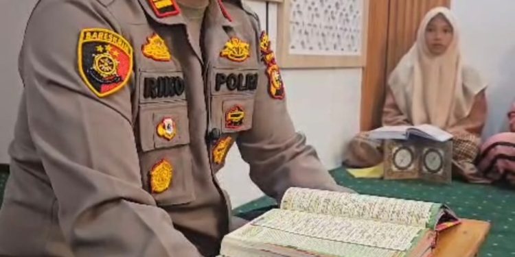 HUMANIS! Polsek Tapung Hulu Gelar Mengaji Rutin Setiap Maghrib, 37 Santri Dididik Guru Tamatan Pesantren