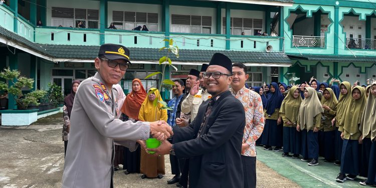 Polres Kuansing Gelar Green Policing Goes to School di Ponpes KH Ahmad Dahlan, Tanamkan Kepedulian Lingkungan dan Bahaya Narkoba