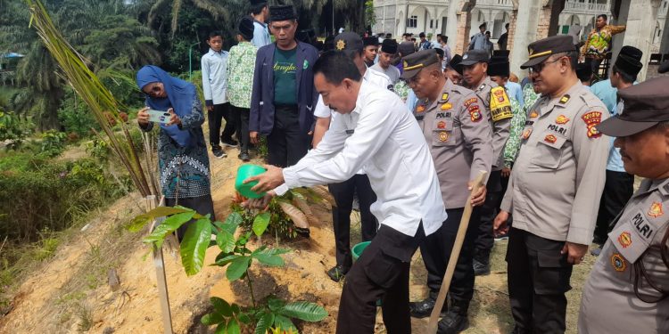 Polisi Tanam Harapan di Hari Bumi 2026, Kandis Bergerak untuk Masa Depan Hijau