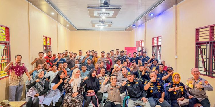 Silaturrahmi dengan Warga Kepenuhan Barat, Kapolres Rokan Hulu Beri Penghargaan dan Salurkan Bansos