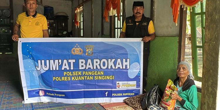 Jumat Barokah, Polsek Pangean Salurkan Sembako untuk Warga yang Lebih Membutuhkan