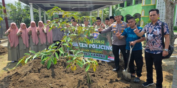 Polsek Tambang Gelar Sosialisasi Green Policing di Pesantren Az Zahra, Tanam Bibit Durian untuk Peduli Lingkungan