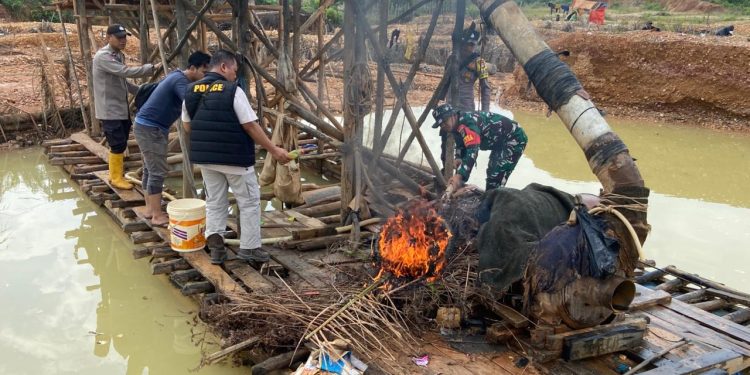 Polsek Kuantan Hilir Bersama TNI Tertibkan PETI di Kasang Limau Sundai, Lima Rakit Dimusnahkan