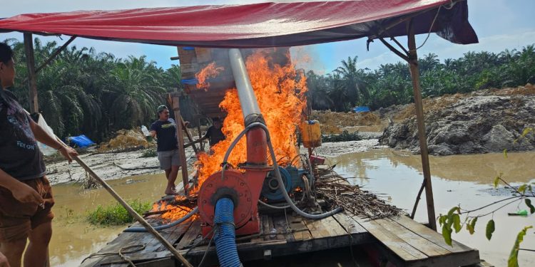 Polsek Benai Tertibkan Aktivitas PETI di Muara Langsat, Tiga Rakit Dompeng Dimusnahkan
